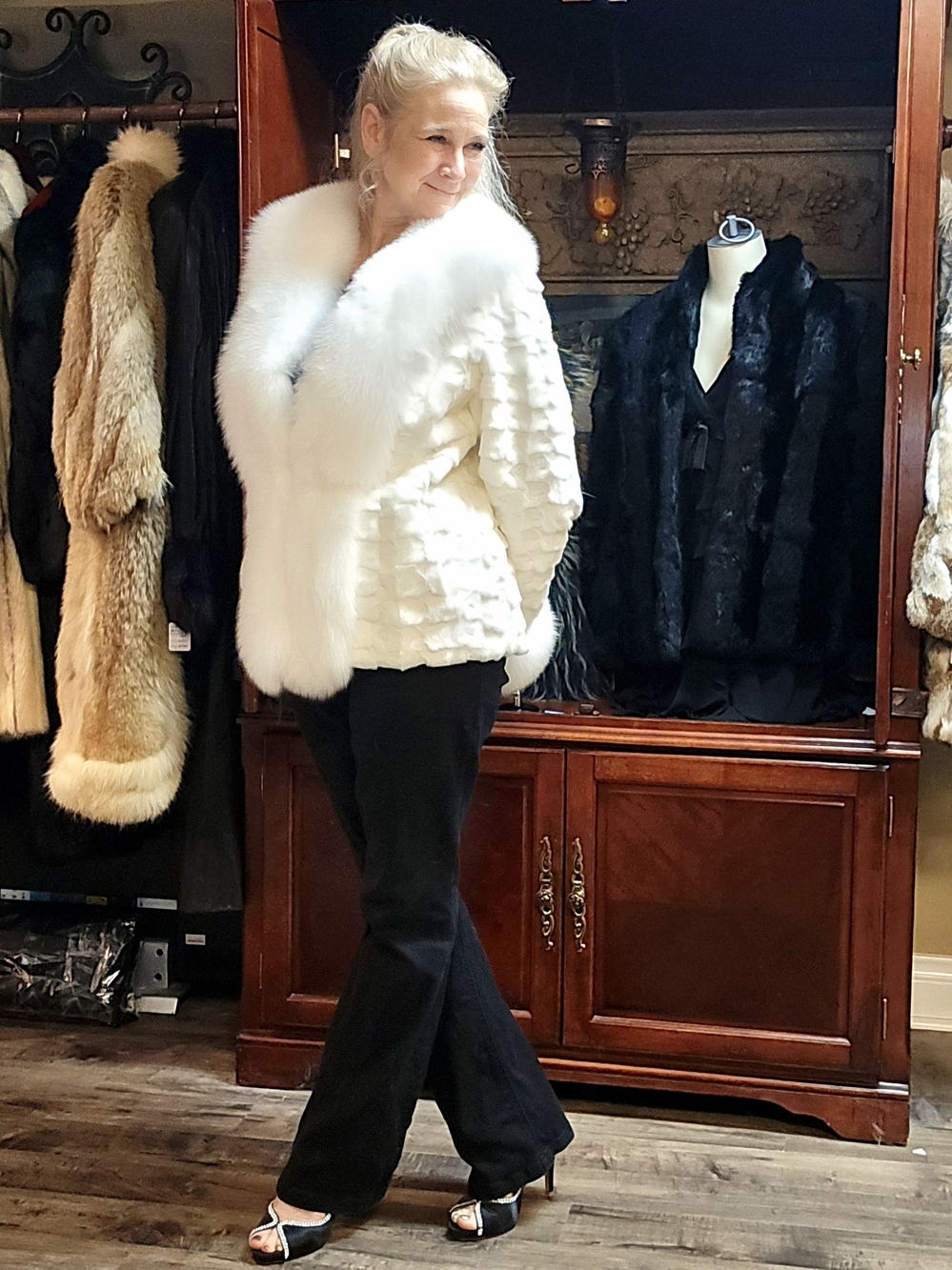 NWT Gorgeous White Mink Fur Coat with White Fox Trim sz M-L - Picture 7 of 17